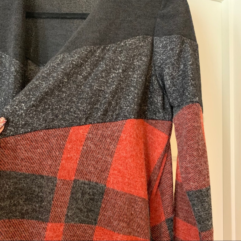❤️NEW M Red Gray Plaid V Color Block Cardigan Sweater - Picture 8 of 11